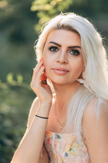 Dame d'Ukraine kateryna de kyiv avec Blond cheveux, âge 43