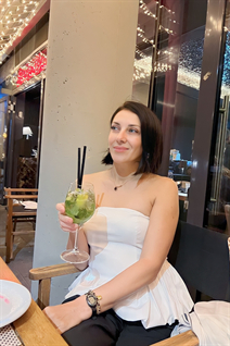 Chica ucraniana para matrimonio olga de reni con pelo Marrón oscuro y edad 45