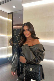Perfect woman alexia from paris with Dark Brown hair age 28