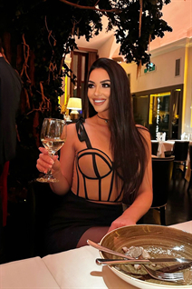 Perfect woman yuliia from rome with Black hair age 33