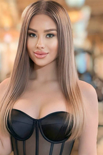 Mariée ukrainienne kornelia de uzhgorod avec Chatain clairs cheveux, âge 24