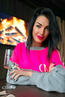 Hermosa esposa de Ucrania ekaterina de dnipro con pelo Negro y edad 34