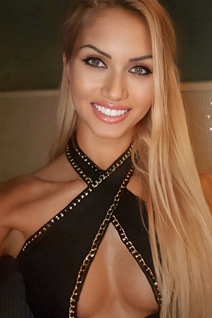 Novia de varna kristiana con pelo Rubio y edad 38