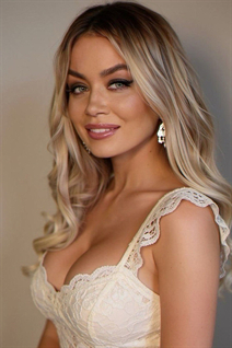 Jolie fille tatjana de bratislava avec Blond cheveux, âge 40