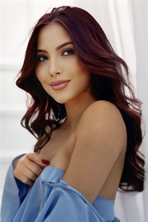 Perfect woman olesya from paris with Light Brown hair age 18