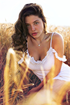 Dating a german woman alia from berlin with Light Brown hair 25 years old photo-3