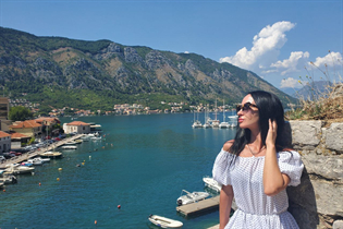 Dating a ukrainian woman kris from ivano-frankivsk with Black hair age 41 photo-7