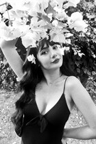 istambul bride ece with Black hair age 20