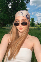 Fille célibataire ukrainienne yuliia de kyiv avec Chatain clairs cheveux, âge 21 photo-1
