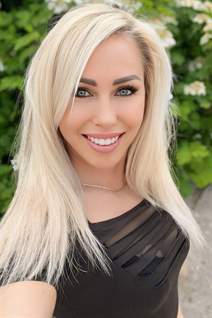 Mujer perfecta nataliya de hierden con pelo Rubio y edad 46