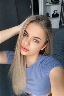 Chica bonita nadia de miami con pelo Marrón claro y edad 22