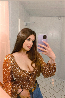 Jolie femme allemande kamila de berlin avec Chatain clairs cheveux 21 ans