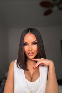 Jolie fille alla de rome avec Brunette cheveux, âge 36