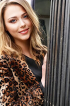 hull bride daina with Blonde hair age 42 photo-8