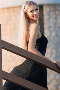Novia de varna kristiana con pelo Rubio y edad 37