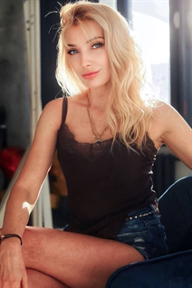 Modèle fille ukrainienne anna de kharkov avec Blond cheveux, âge 46