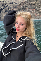 Dating a german woman anna from berlin with Blonde hair 21 years old photo-7