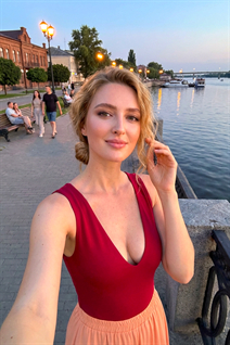 Dating ukrainian woman alena from kremenchuk with Blonde hair age 33