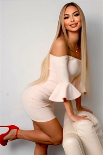 Femme ukrainienne pour sortir avec viktoriia de kiev avec Auburn cheveux, âge 33