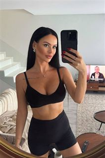Jolie fille kateryna de cascais avec Noirs cheveux, âge 31