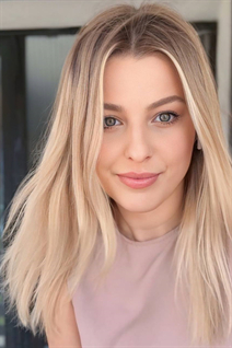 Femme parfaite patricia de poznan avec Blond cheveux, âge 33