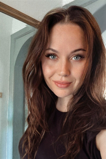 Novia de zielona gora liudmila con pelo Marrón oscuro y edad 43