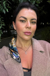 Jolie fille karina de varna avec Noirs cheveux, âge 42