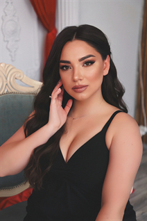 Hermosa mujer ucraniana oleksandra de nikolaev con pelo Negro y edad 28