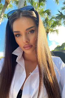 Dame ukrainienne julia de kiev avec Brunette cheveux, âge 33