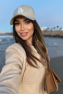 Femme parfaite alena de valencia avec Chatain clairs cheveux, âge 37