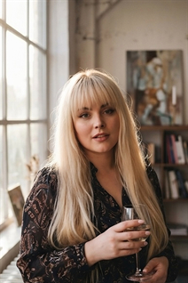 Dame d'Ukraine caroline de pokrovsk avec Blond cheveux, âge 35