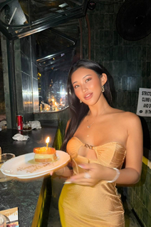 Chica bonita choi de bali con pelo Negro y edad 37