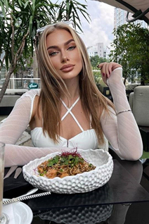 Mariée d'Ukraine elena de kiev avec Chatain clairs cheveux, âge 30