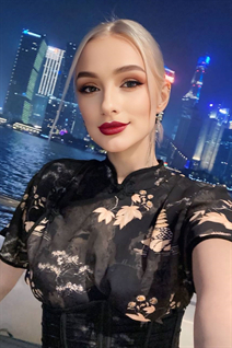 Jolie fille irina de london avec Blond cheveux, âge 36
