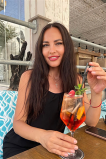 Jolie fille tatiana de valencia avec Brunette cheveux, âge 42