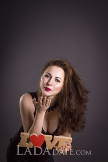 Ukrainian lady ksenia from kakhovka with Light Brown hair age 30