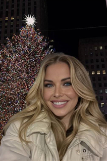 Novia de naples mia con pelo Rubio y edad 42