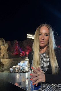 Pretty girl julia from dubai with Blonde hair age 49