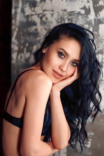 Superbe mariée ukrainienne yanina de kyiv avec Noirs cheveux, âge 38 photo-1