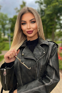 Ukrainian woman for dating viktoriia from kyiv with Auburn hair age 34