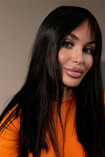 Hermosa esposa de Ucrania emilia de kyiv con pelo Marrón oscuro y edad 35