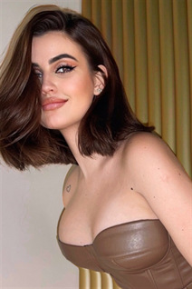 Impresionante mujer ucraniana anastasia de kyiv con pelo Negro y edad 23