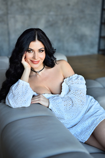 Femme ukrainienne pour sortir avec oksana de kyiv avec Noirs cheveux, âge 42