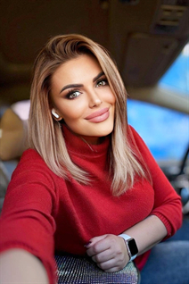 Fille roumaine karina de bucharest avec Blond cheveux 38 ans