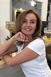 Superbe femme ukrainienne oksana de ternopol aux cheveux Chatain clairs, age 50