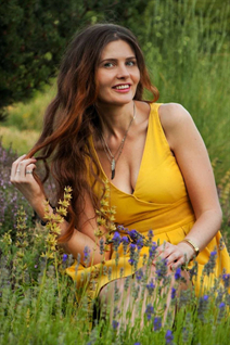 amsterdam bride julia with Light Brown hair age 38