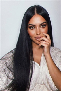 Date fille ukrainienne louise de kiev avec Noirs cheveux, âge 28
