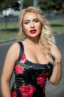 Beautiful single ukrainian woman elena from kharkov with Blonde hair age 45