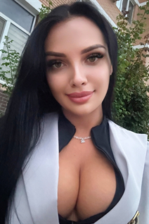 Jolie fille julia de tampa avec Noirs cheveux, âge 29
