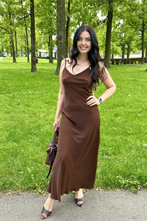 Jolie femme ukrainienne ekaterina de kyiv avec Noirs cheveux, âge 39